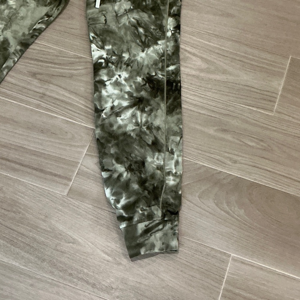 lululemon athletica Green Tie-Dye Leggings - Picture 11 of 16
